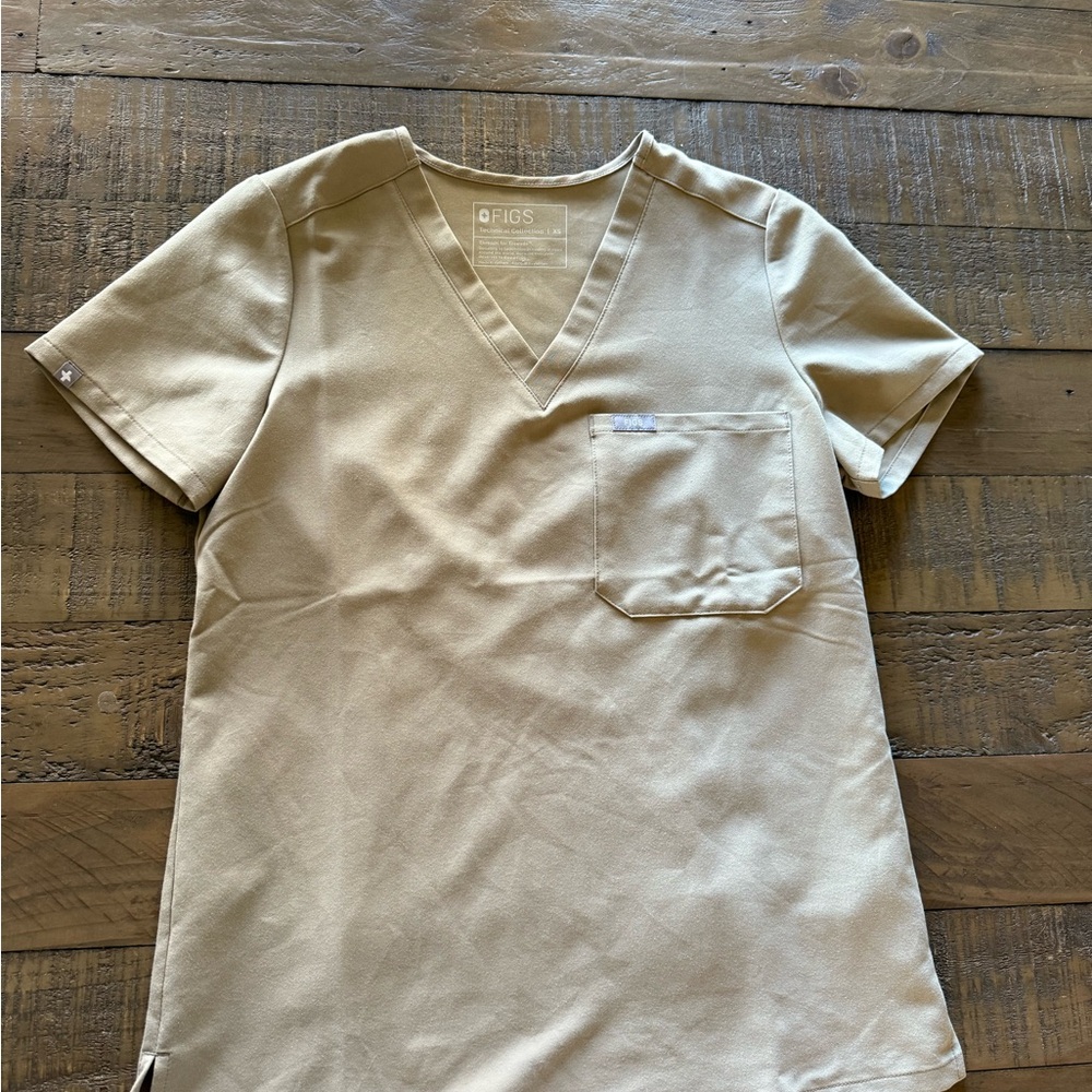 Figs single pocket Scrub Top